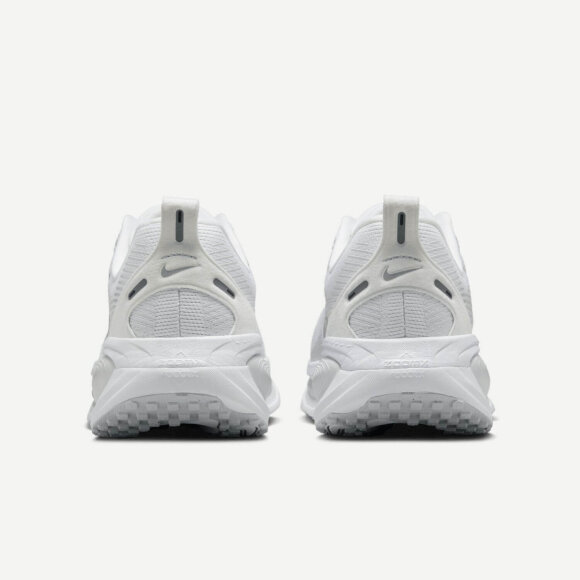 NIKE - W VOMERO 18