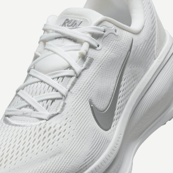 NIKE - W VOMERO 18