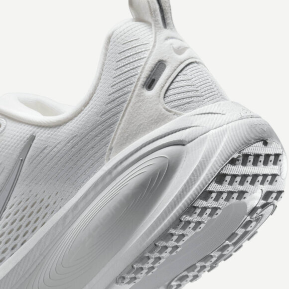 NIKE - W VOMERO 18