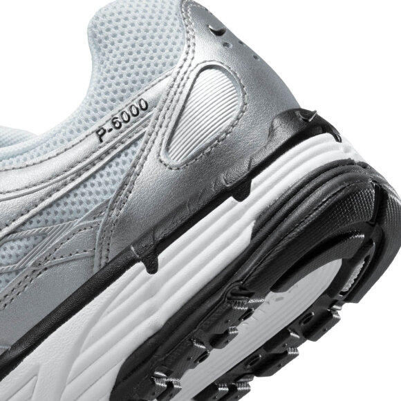 NIKE - W P-6000